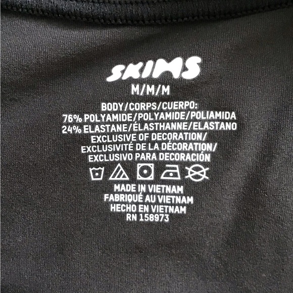 SKIMS Fits Everybody T-Shirt | Onyx - Picture 10 of 16